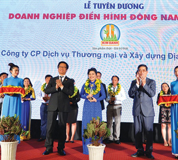 Kim Oanh vinh dự nhận giải thưởng Doanh nghiệp điển hình Đông Nam Bộ năm 2017